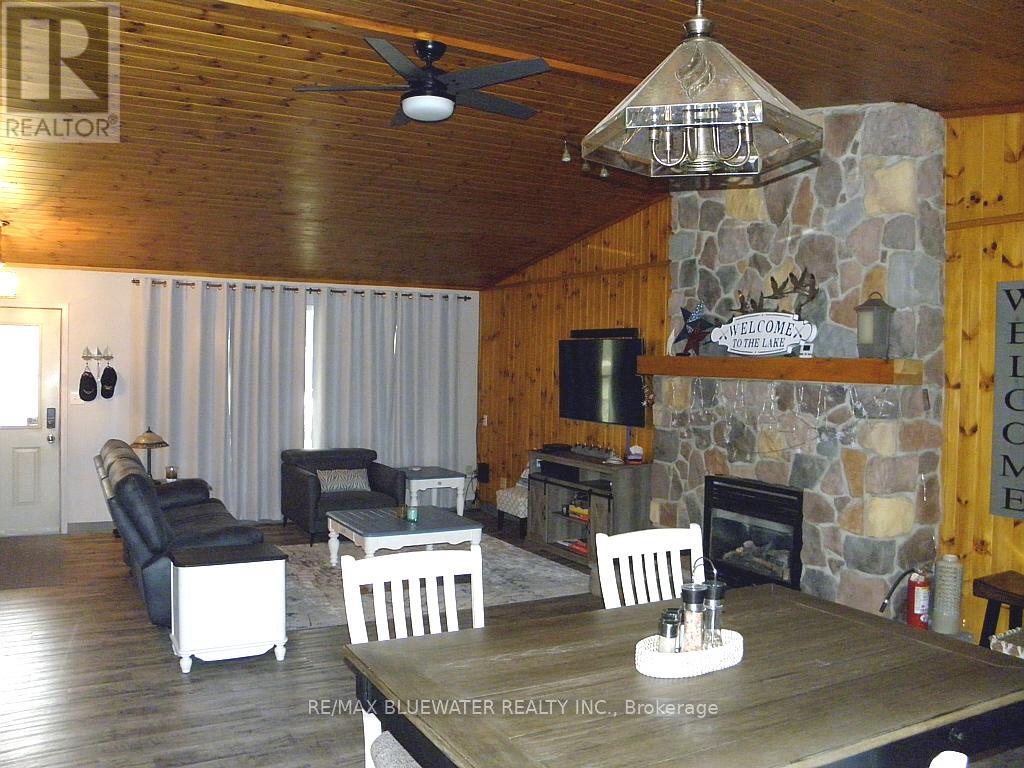 6238 London Road, Lambton Shores, Ontario  N0N 1J0 - Photo 10 - X12091722