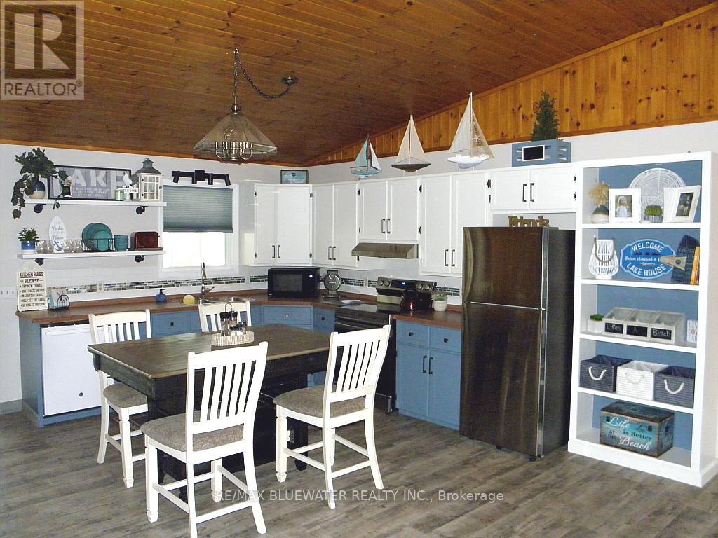 6238 London Road, Lambton Shores, Ontario  N0N 1J0 - Photo 11 - X12091722