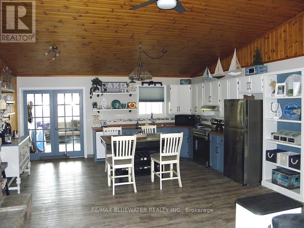 6238 London Road, Lambton Shores, Ontario  N0N 1J0 - Photo 12 - X12091722