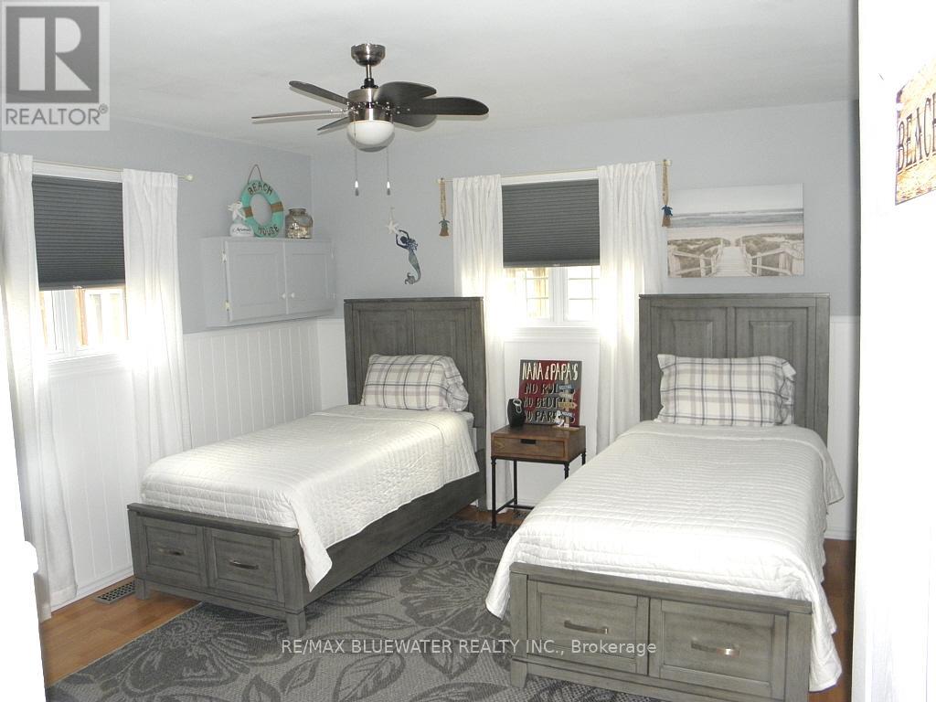 6238 London Road, Lambton Shores, Ontario  N0N 1J0 - Photo 17 - X12091722