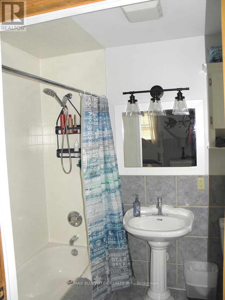 6238 London Road, Lambton Shores, Ontario  N0N 1J0 - Photo 20 - X12091722