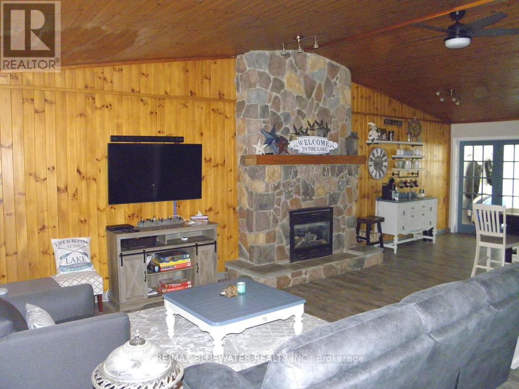 6238 London Road, Lambton Shores, Ontario  N0N 1J0 - Photo 8 - X12091722