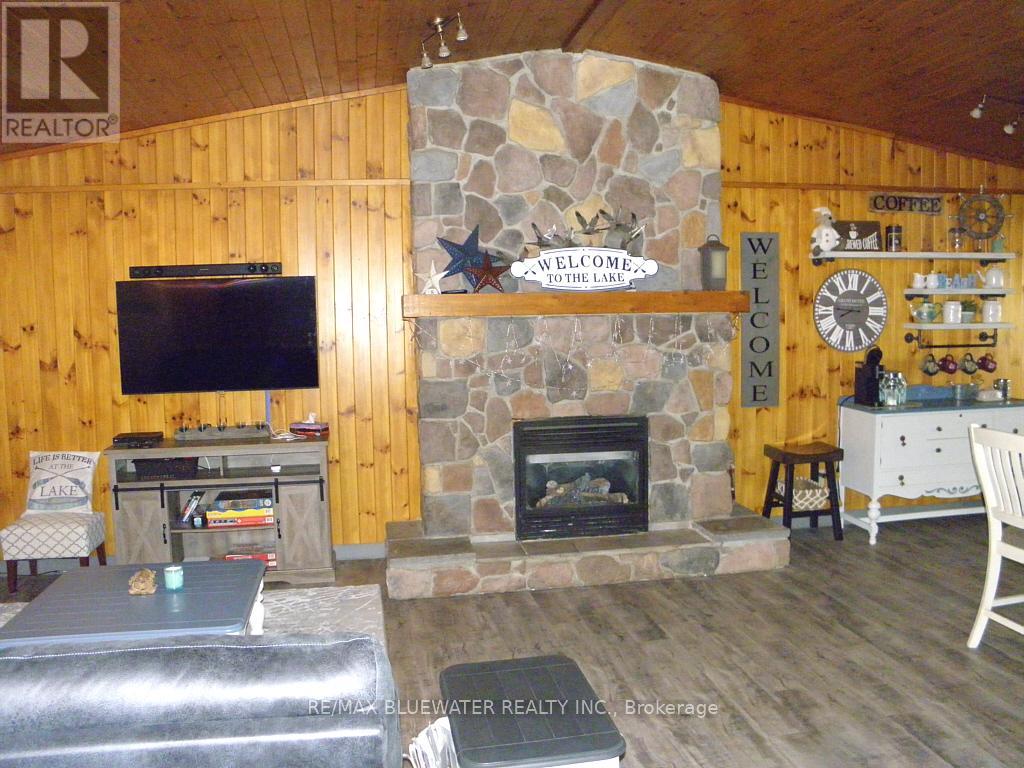 6238 London Road, Lambton Shores, Ontario  N0N 1J0 - Photo 9 - X12091722