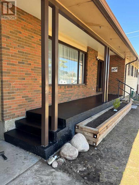 1904 3 Avenue Ne, Medicine Hat, Alberta  T1C 1C5 - Photo 1 - A2213193