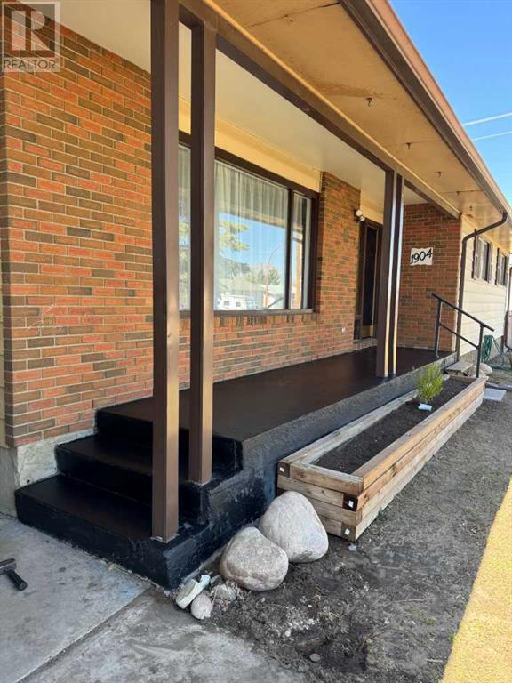 1904 3 Avenue Ne, Medicine Hat, Alberta  T1C 1C5 - Photo 2 - A2213193