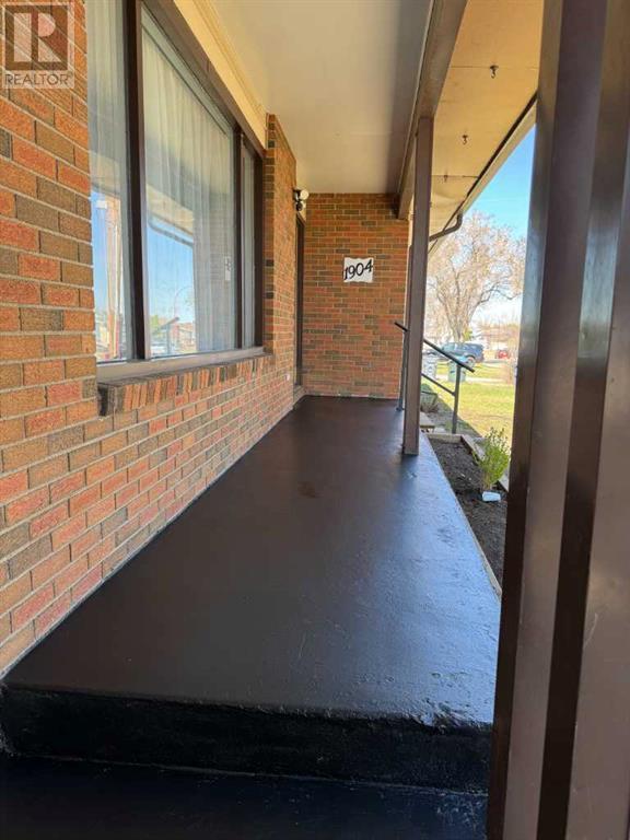 1904 3 Avenue Ne, Medicine Hat, Alberta  T1C 1C5 - Photo 3 - A2213193