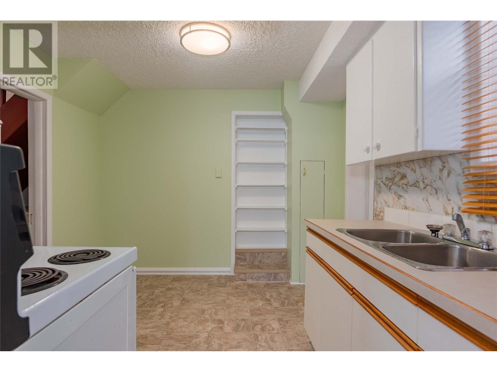 Property at 916 Nelson Avenue image 3