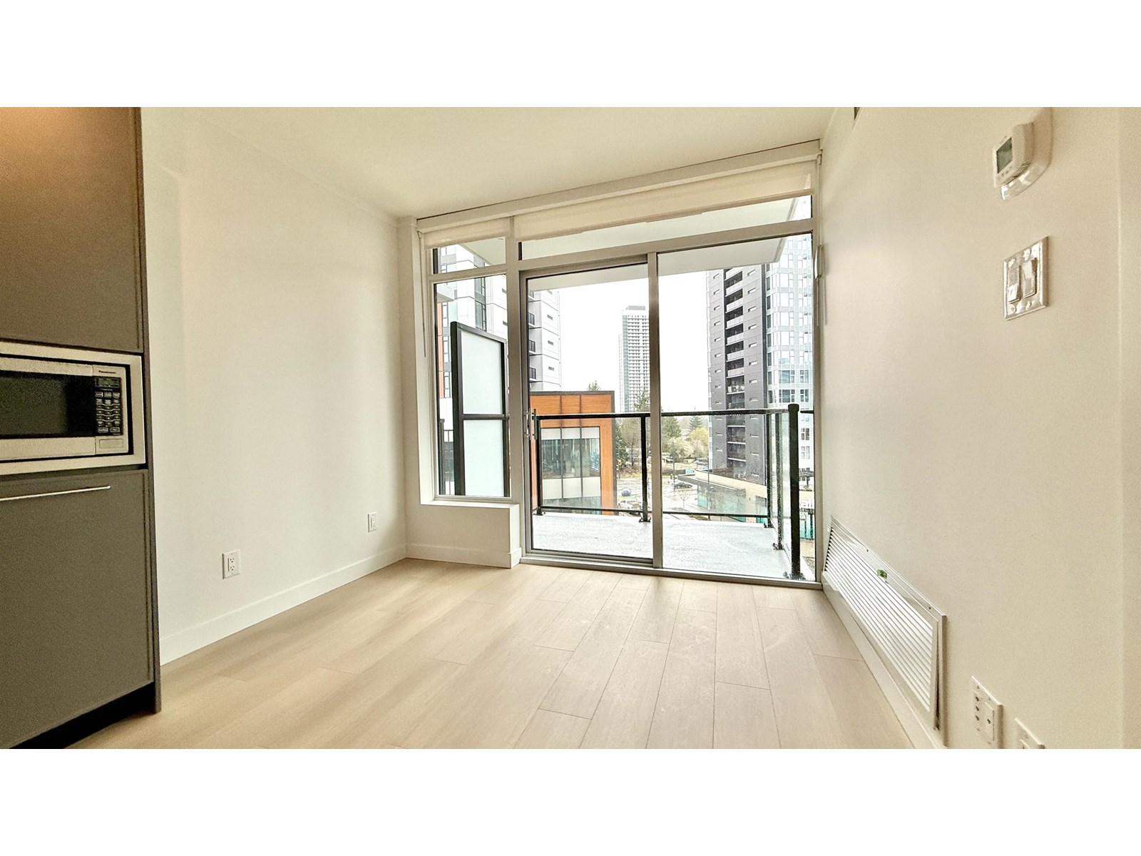 512 13725 George Junction, Surrey, British Columbia  V3T 4Y3 - Photo 5 - R2991072