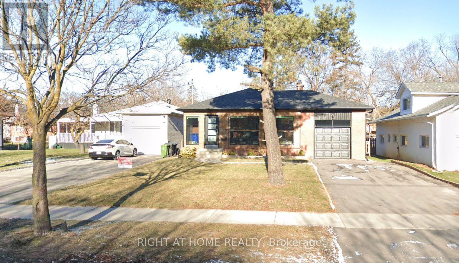 32 CONNAUGHT AVENUE, Toronto, Ontario