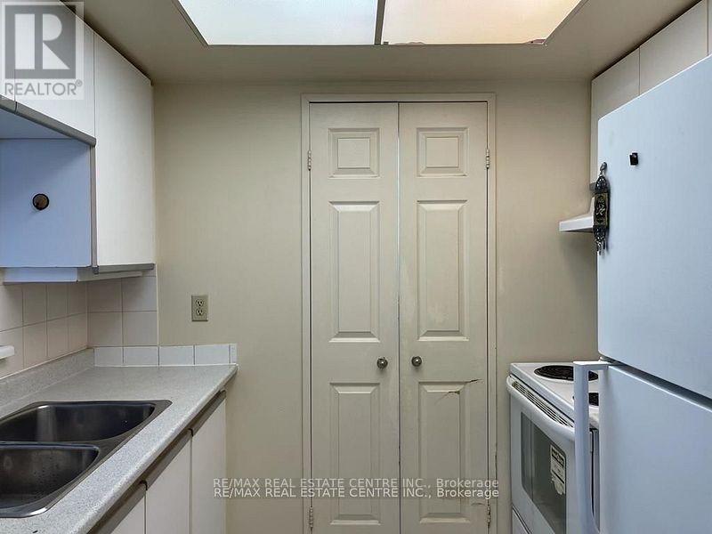 1403 - 265 Enfield Place, Mississauga, Ontario  L5B 3Y7 - Photo 2 - W12091840