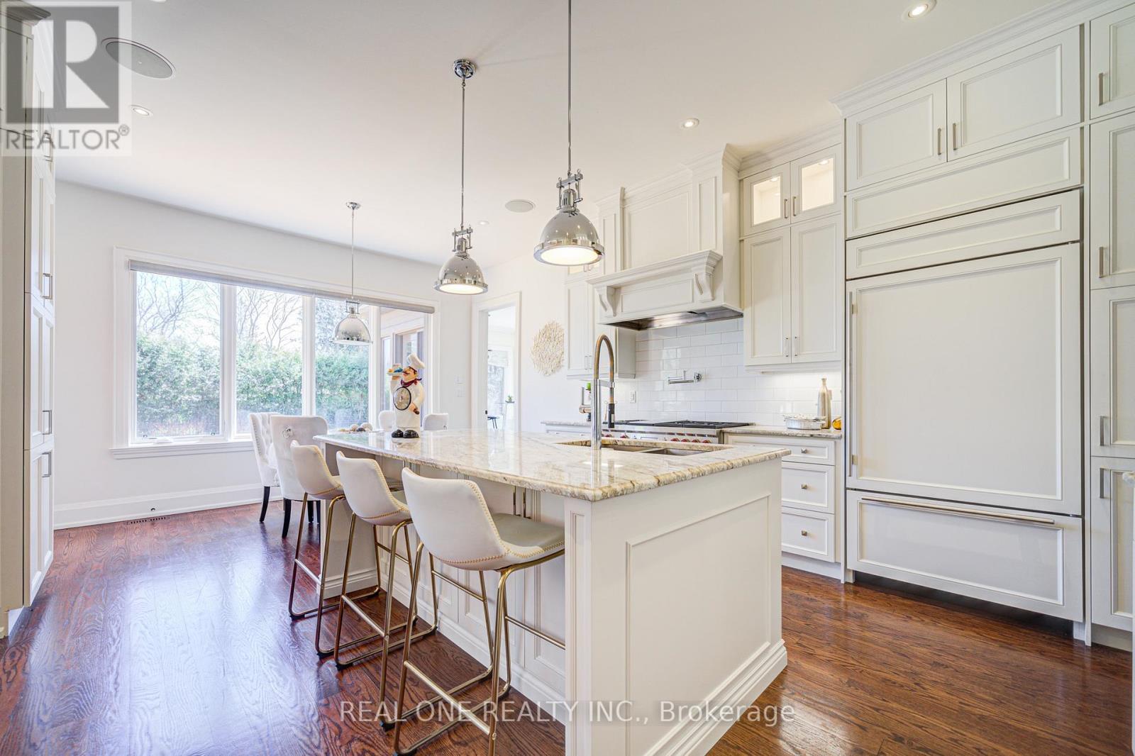 190 Maplewood Road, Mississauga (Mineola), Ontario  L5G 2M6 - Photo 11 - W12083900