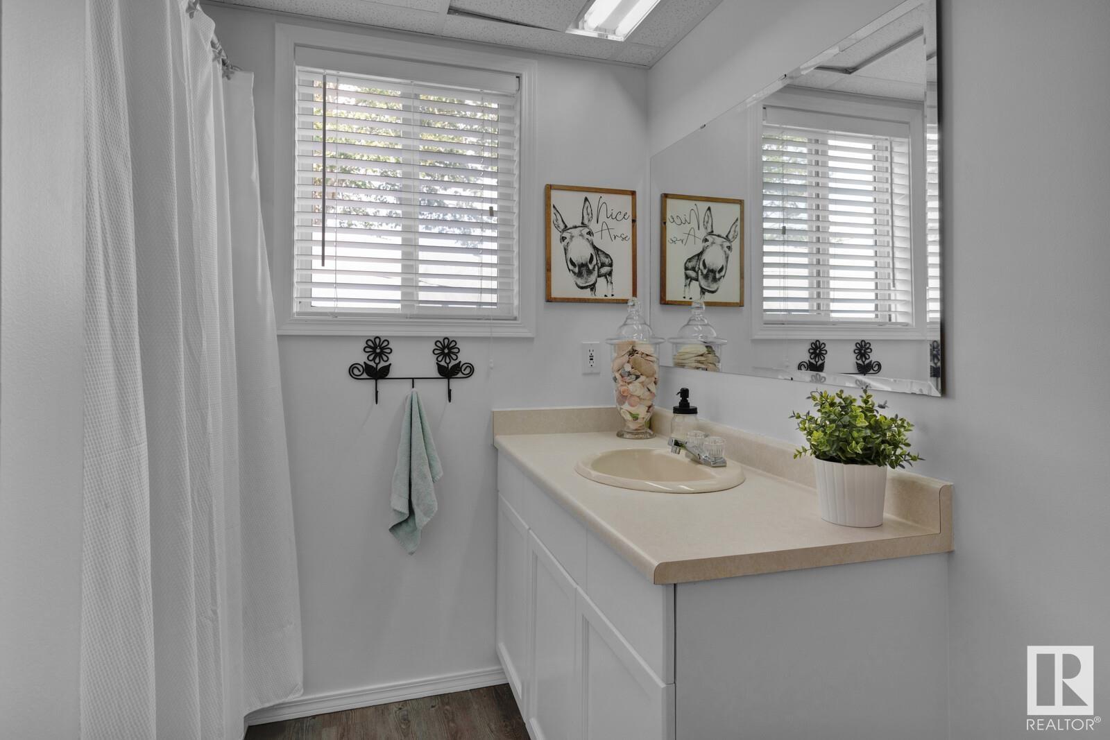Property at 6510 50 AV image 3