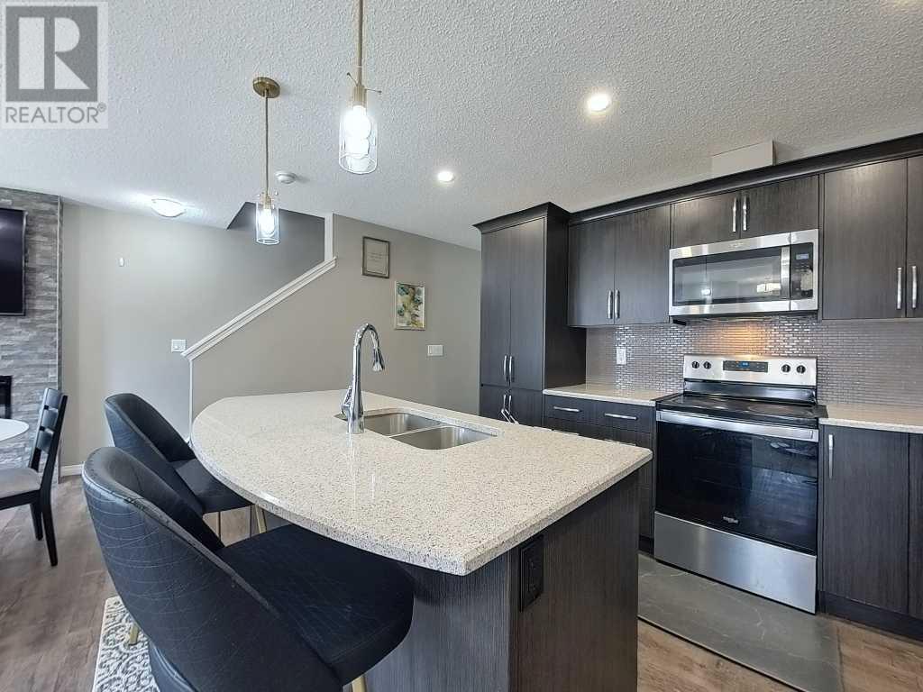 Property at 27 Yorkville Boulevard SW image 3