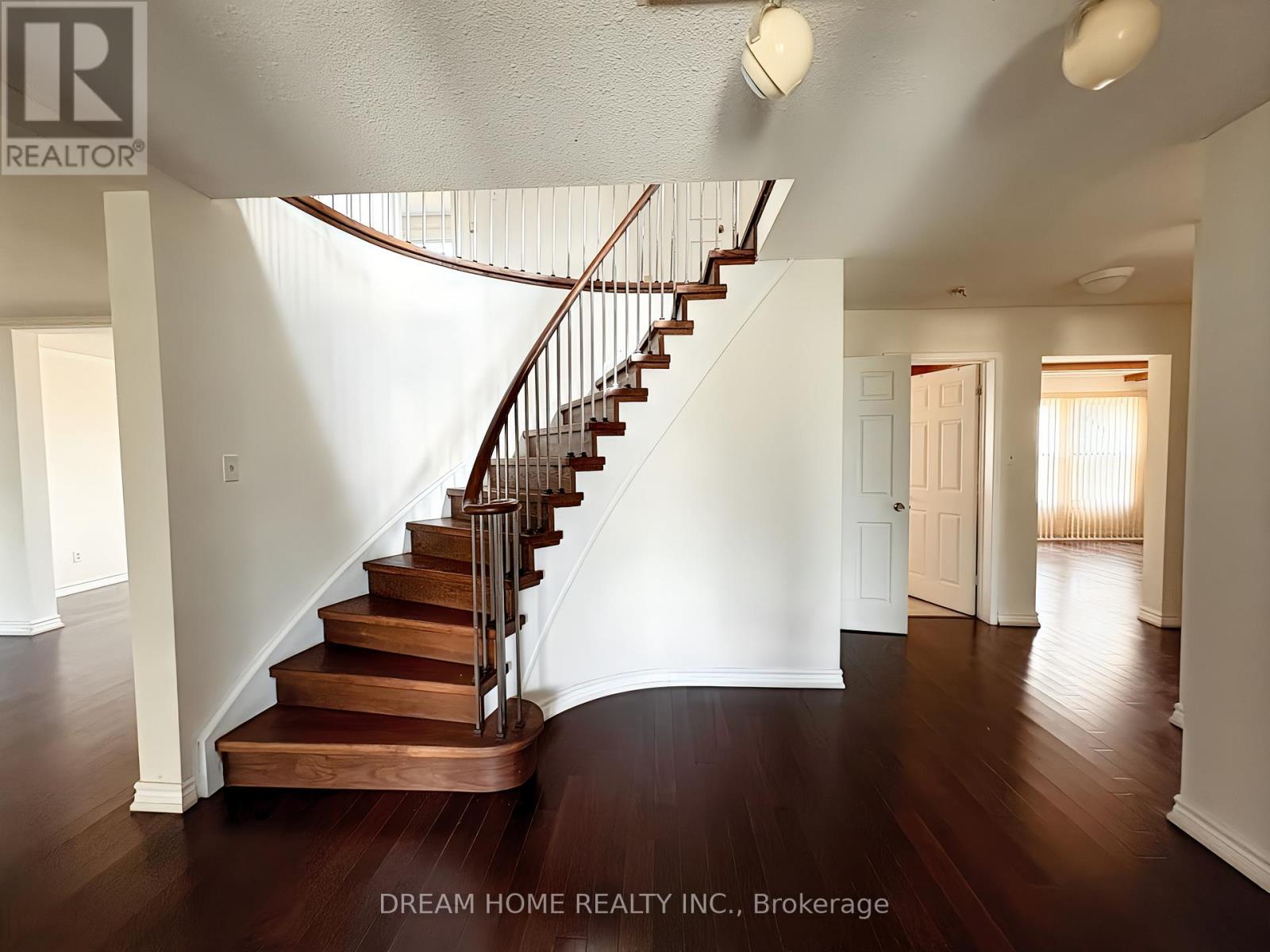 Property at 21 CHIEFSWOOD SQUARE image 4