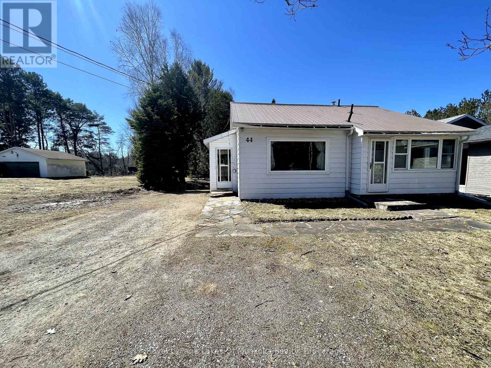 44 Gouldie Street, Huntsville, Ontario  P1H 2P4 - Photo 2 - X12091949