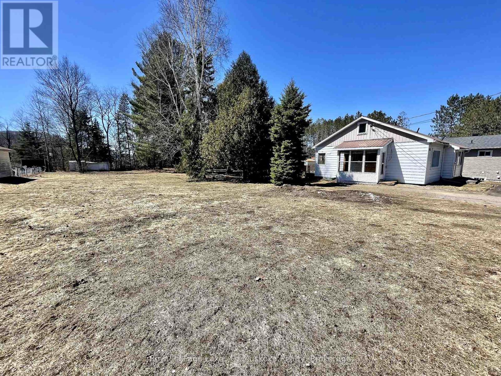 44 Gouldie Street, Huntsville, Ontario  P1H 2P4 - Photo 3 - X12091949