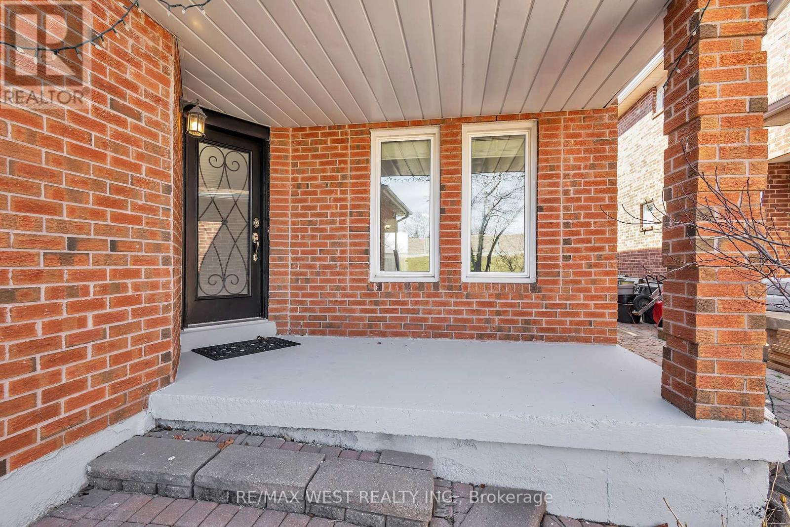 Property at 92 RIDGEFIELD CRESCENT image 3