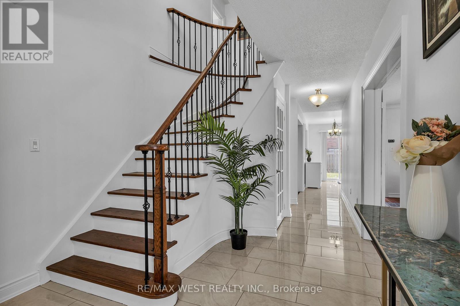 Property at 92 RIDGEFIELD CRESCENT image 4
