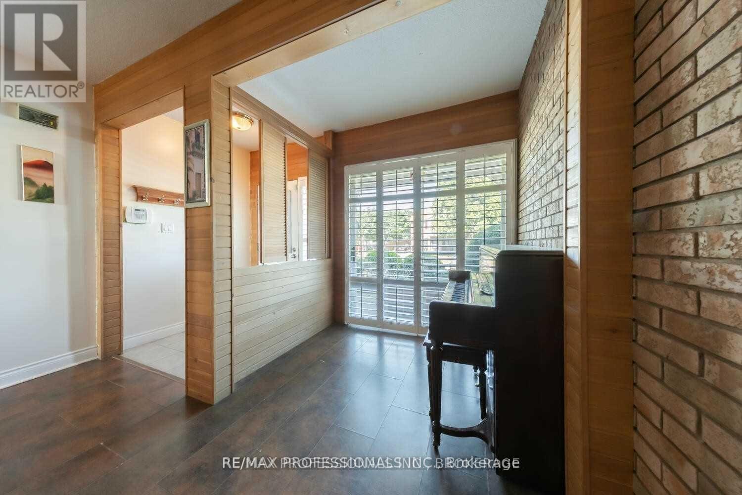 Upper - 4150 Sunflower Drive, Mississauga, Ontario  L5L 2L5 - Photo 7 - W12091975