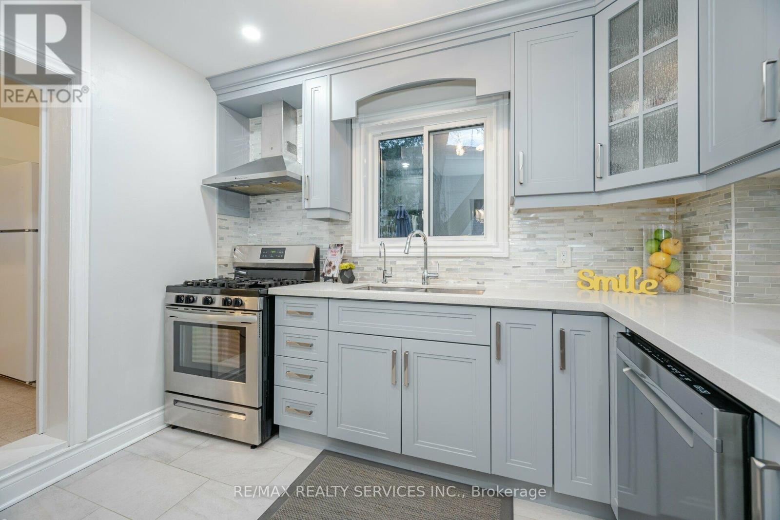 240 Taylor Mills Drive S, Richmond Hill, Ontario  L4C 2S6 - Photo 11 - N12092006