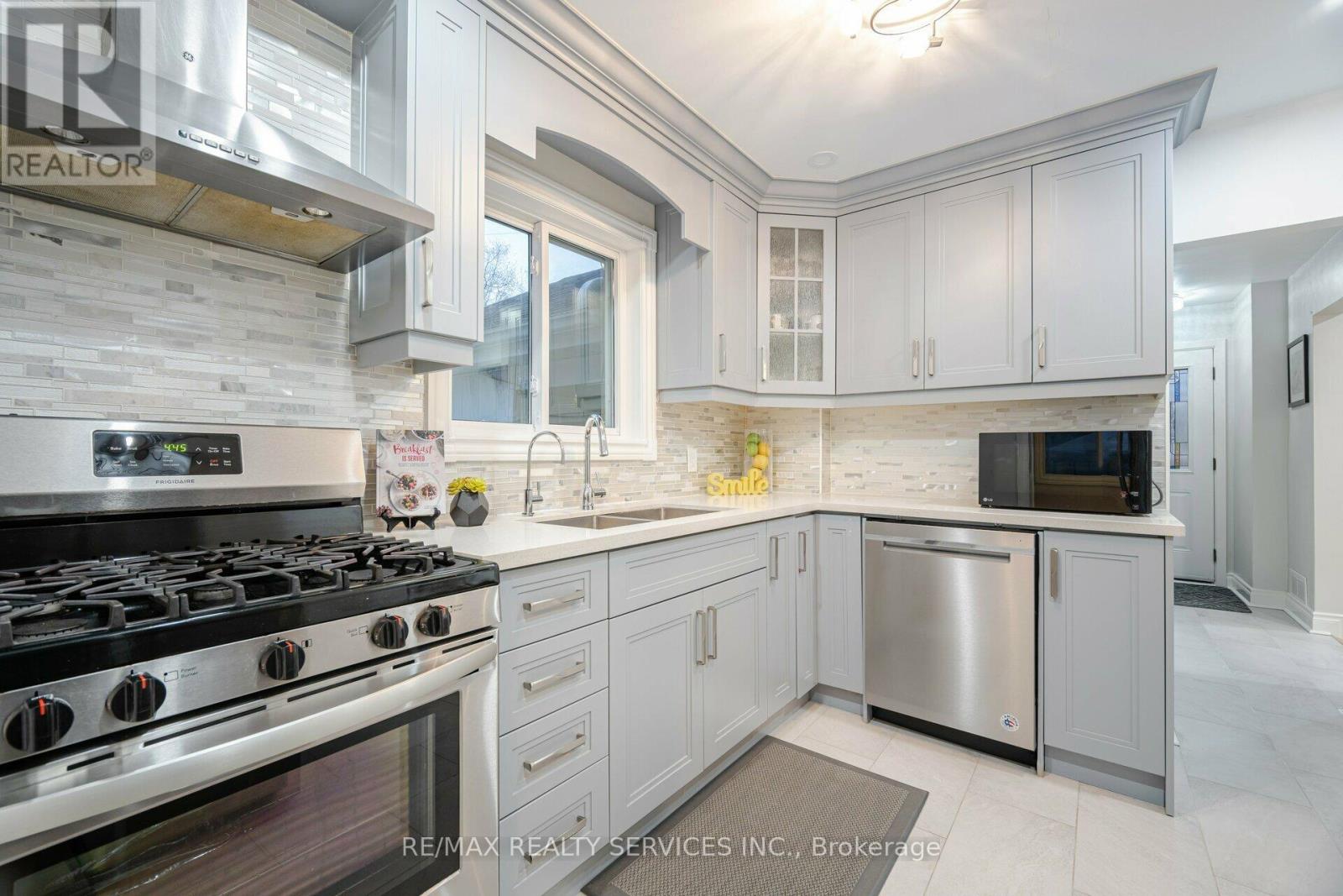 240 Taylor Mills Drive S, Richmond Hill, Ontario  L4C 2S6 - Photo 12 - N12092006