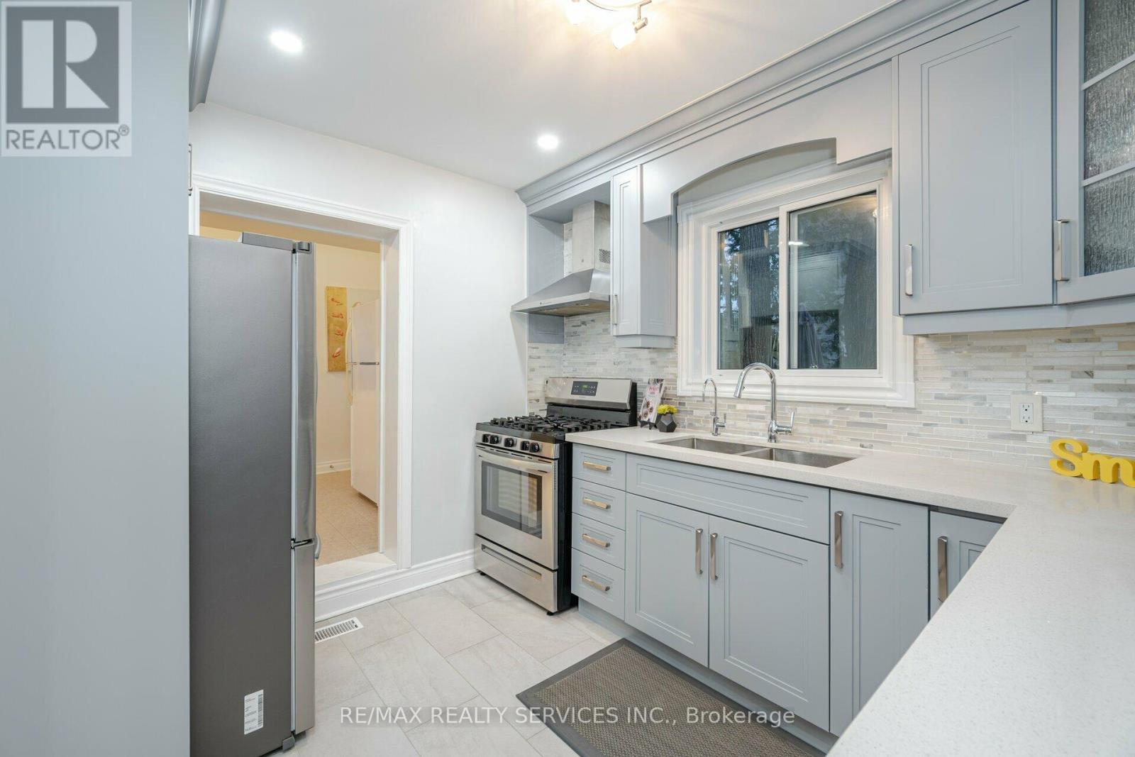 240 Taylor Mills Drive S, Richmond Hill, Ontario  L4C 2S6 - Photo 13 - N12092006