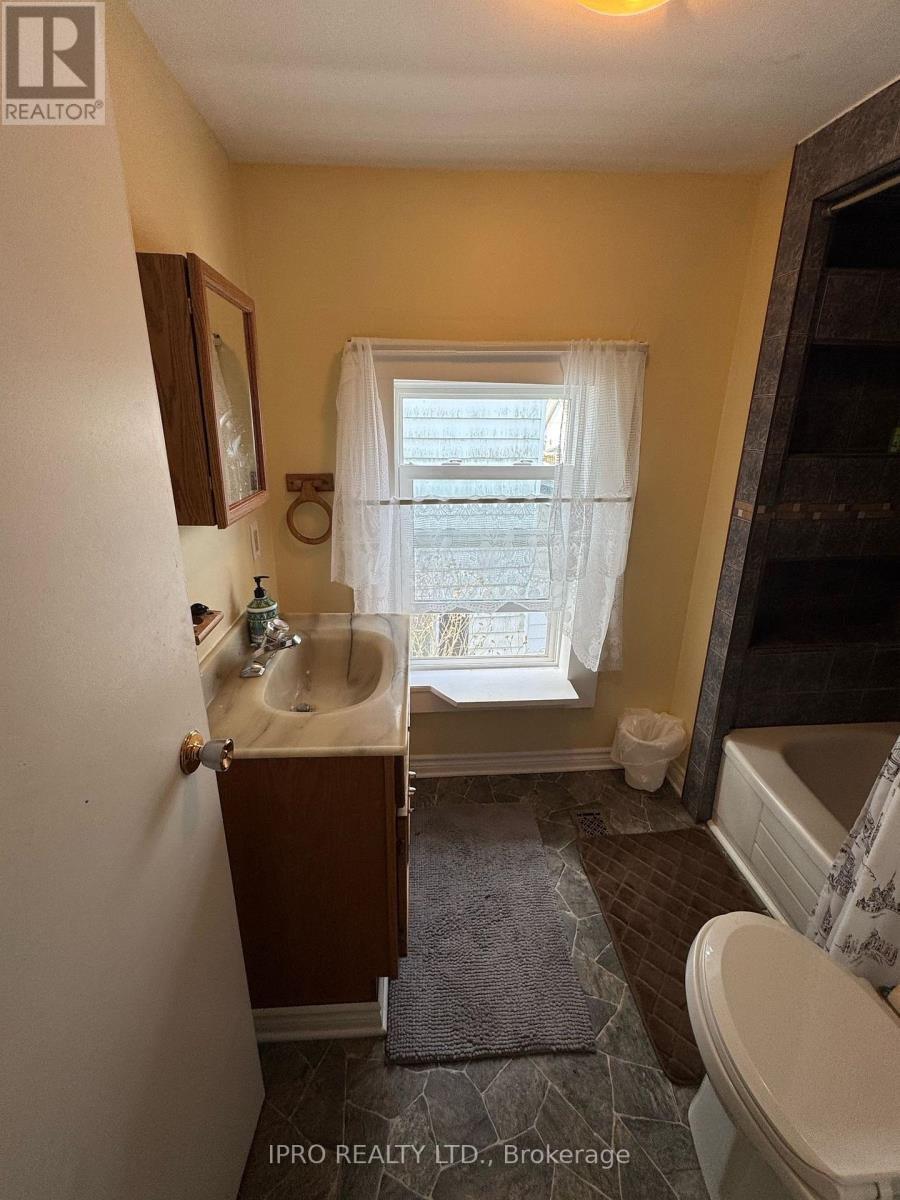Upper - 279 Charlotte Street, Central Elgin, Ontario  N5L 1A8 - Photo 10 - X12091981