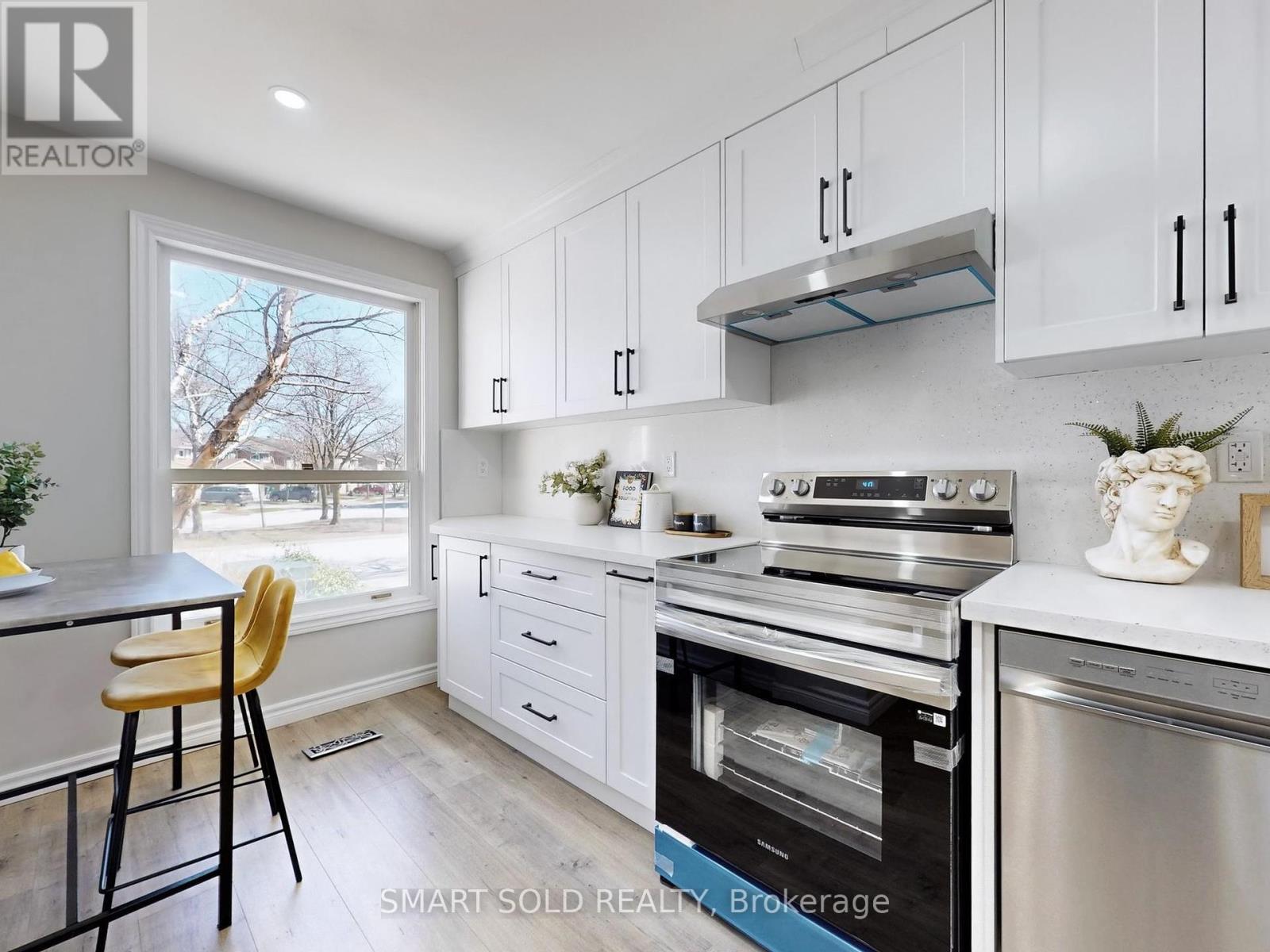 4039 Farrier Court, Mississauga (Erin Mills), Ontario  L5L 2Y4 - Photo 5 - W12092038