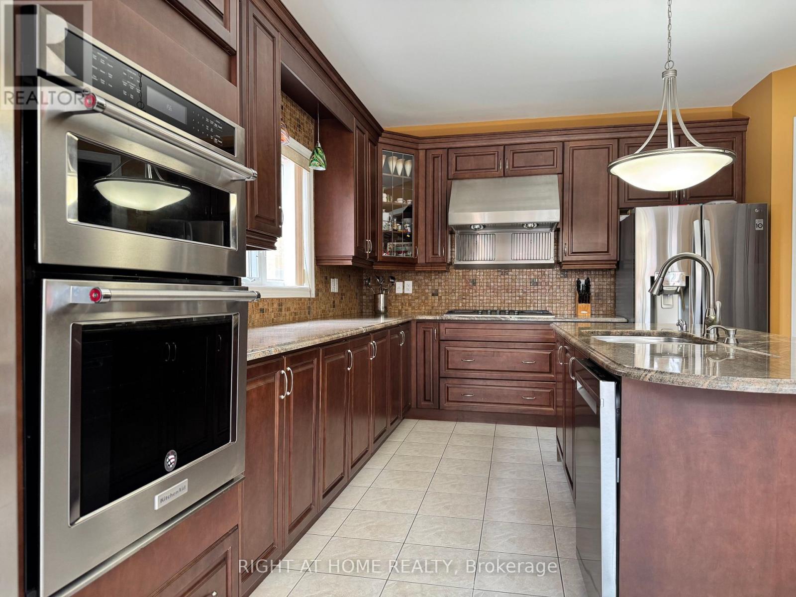 Property at 29 LYNNVALLEY CRESCENT image 4