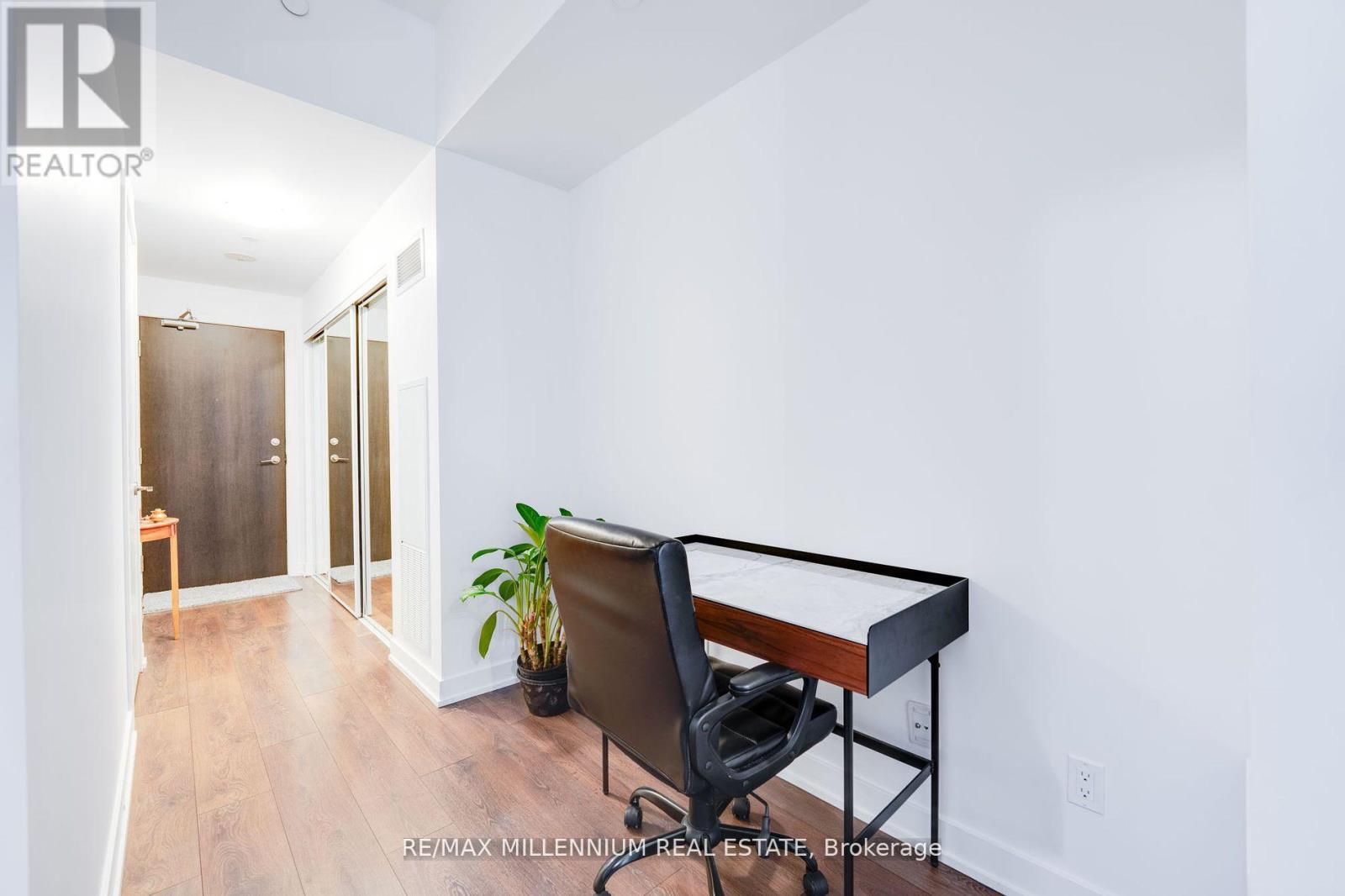 710 - 50 Bruyeres Mews, Toronto, Ontario  M5V 0H8 - Photo 4 - C12092273
