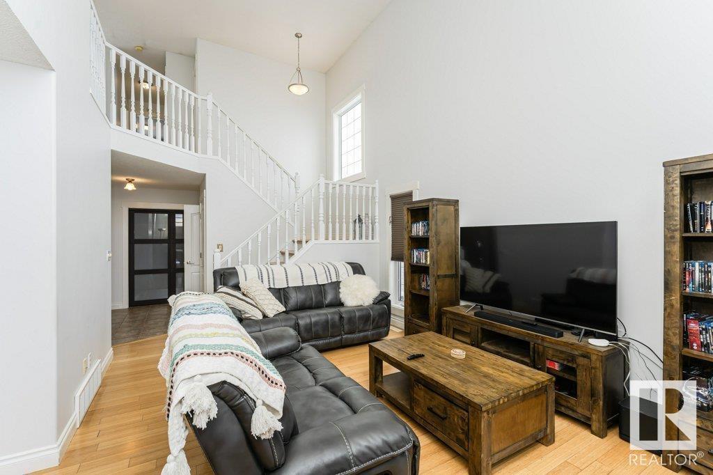 Property at 11 OAKRIDGE DR N image 3