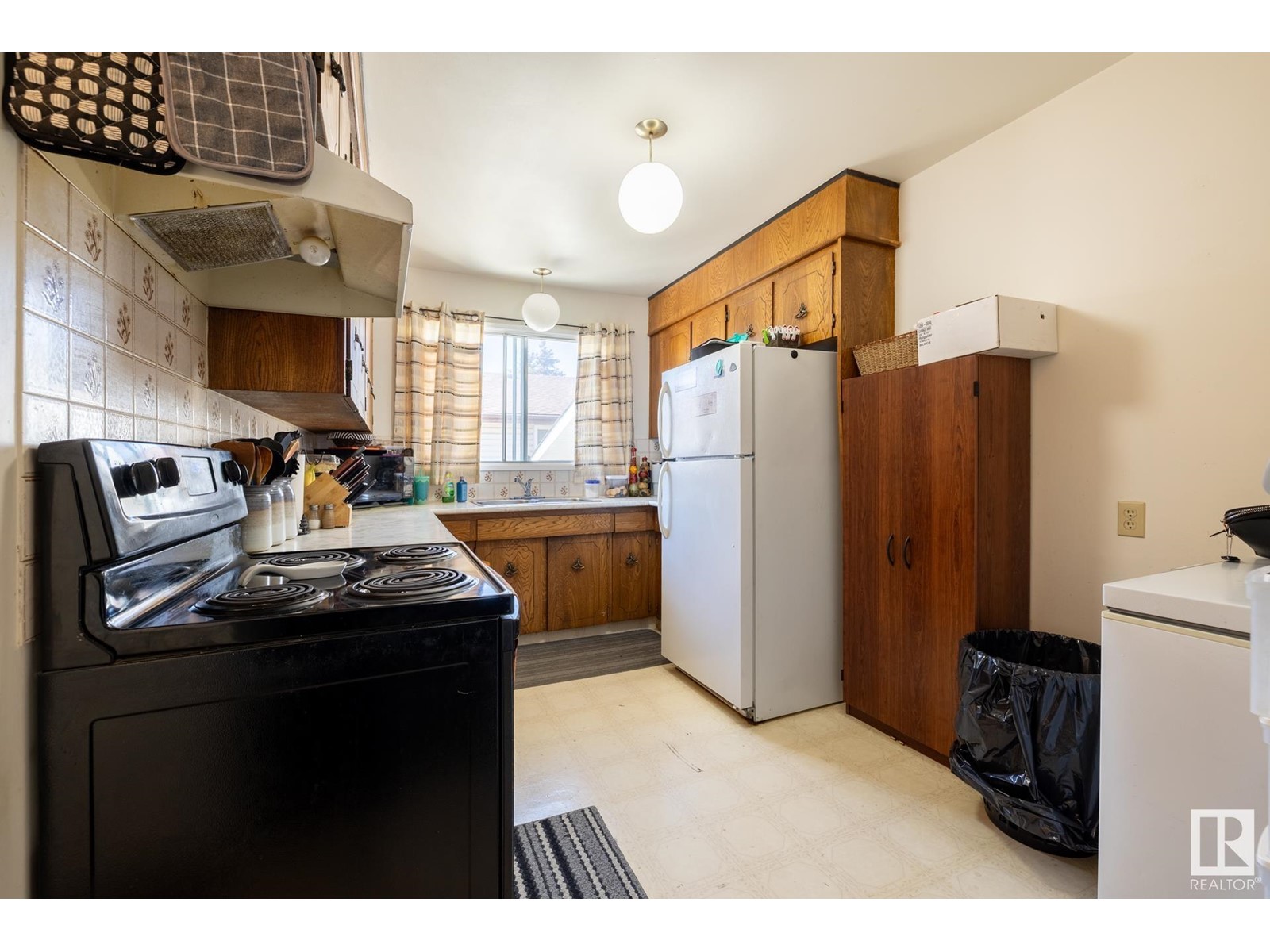 Property at 4639 17 AV NW image 3