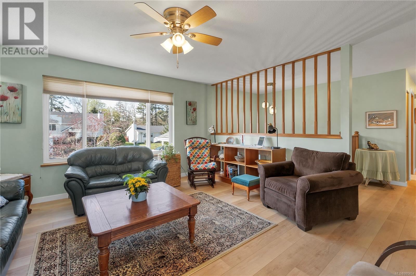 Property at 147 Reef Cres image 1