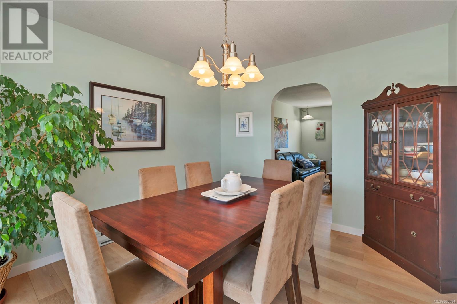 Property at 147 Reef Cres image 3