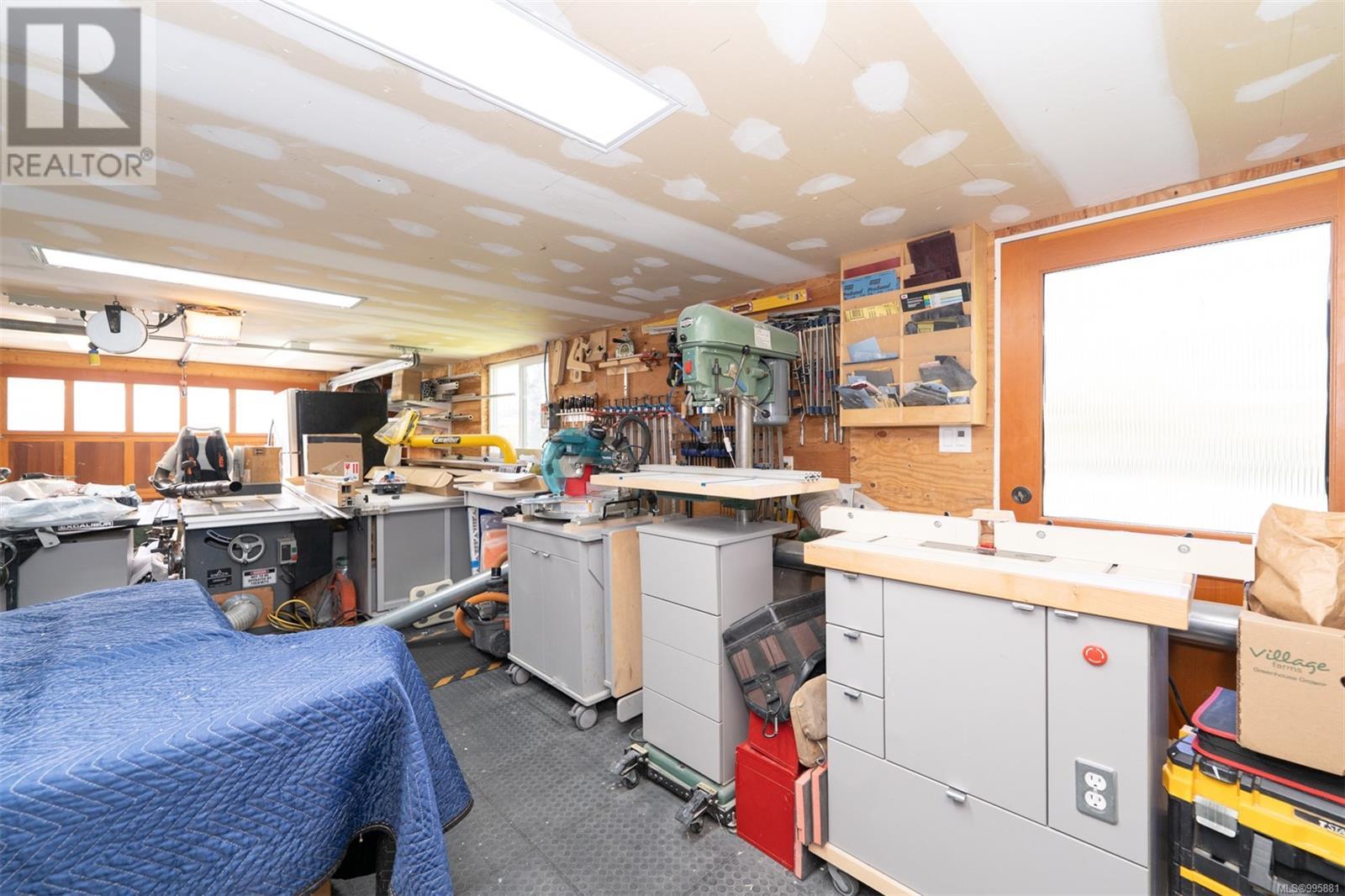 1584 Athlone Dr, Saanich, British Columbia  V8P 2T1 - Photo 39 - 995881