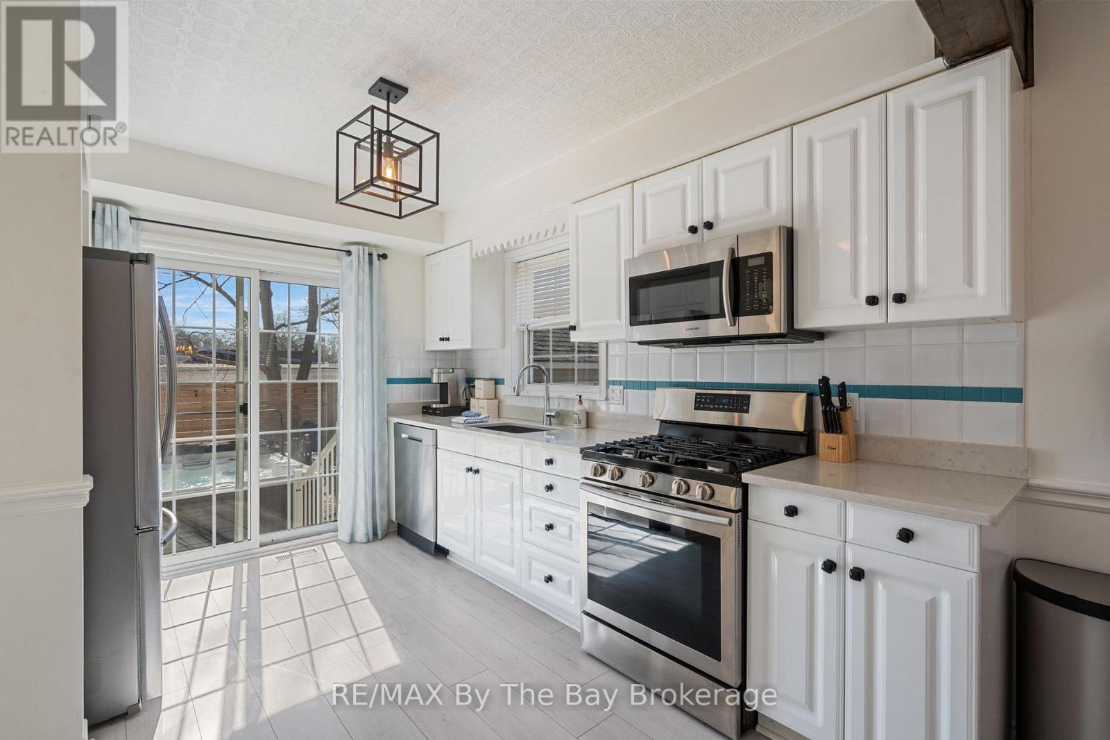 15 Baker Street, Wasaga Beach, Ontario  L9Z 2G8 - Photo 10 - S12092333