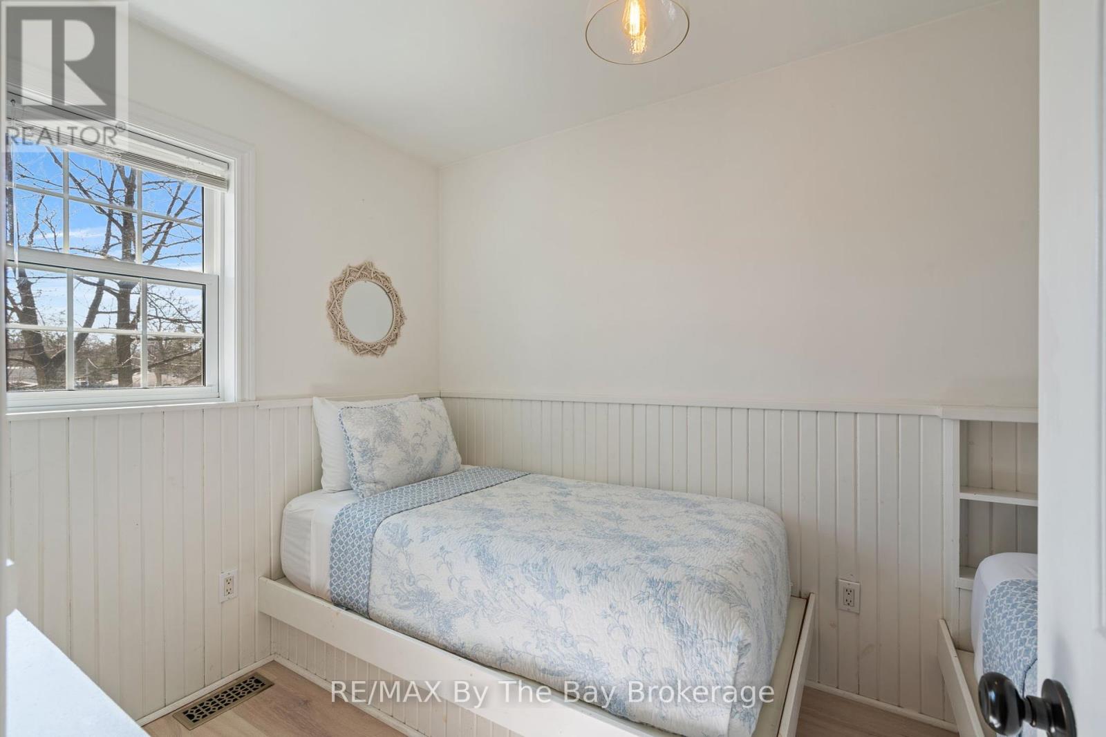 15 Baker Street, Wasaga Beach, Ontario  L9Z 2G8 - Photo 21 - S12092333