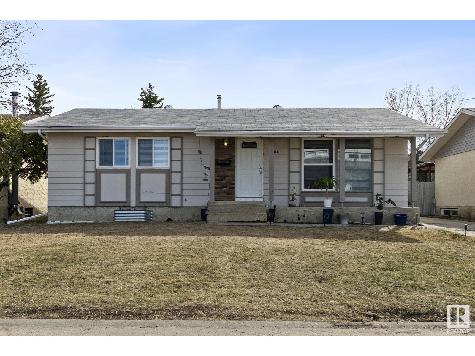 Property at 7011 39 AV NW image 1