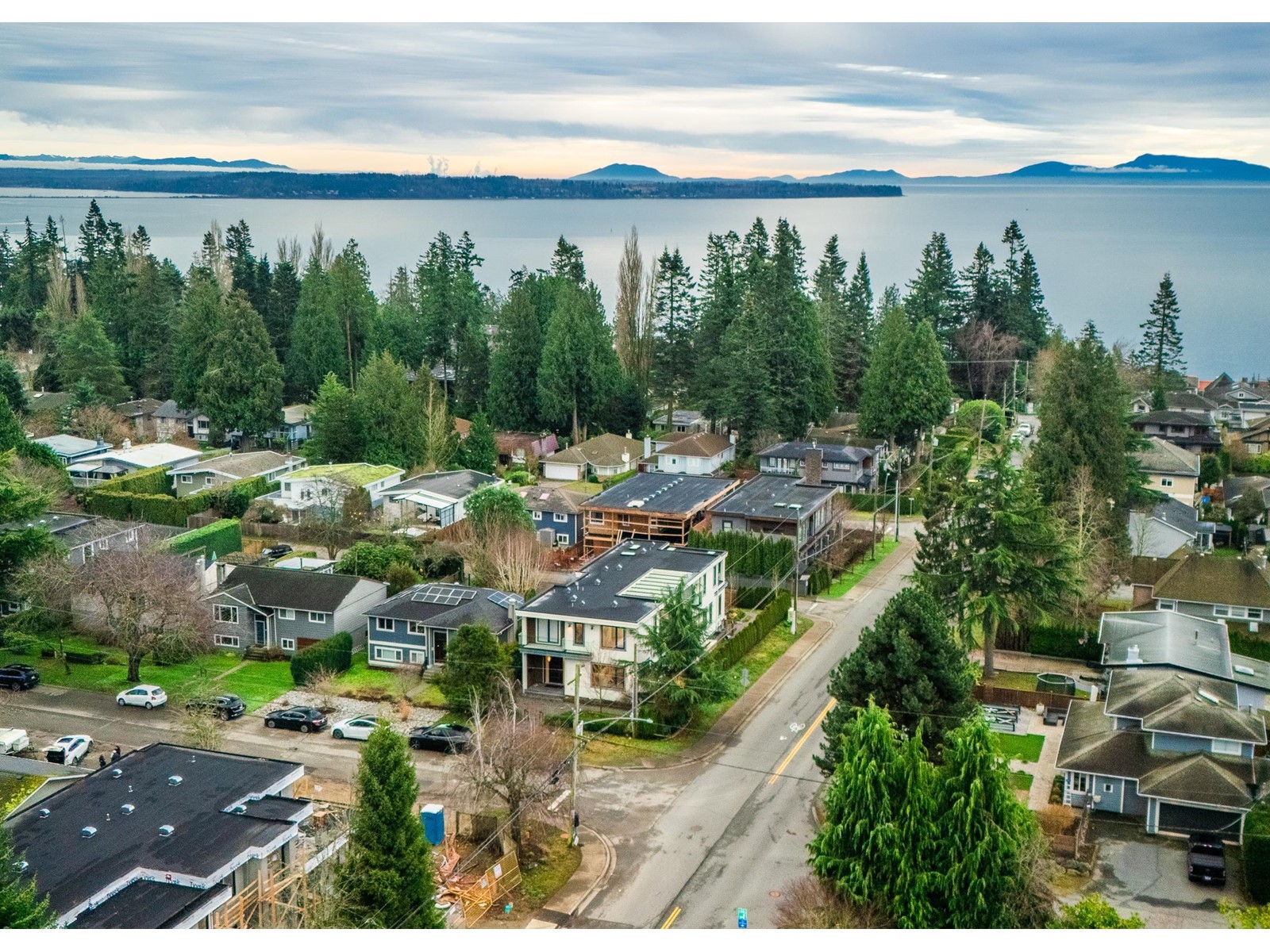 13600 Blackburn Avenue, White Rock, British Columbia  V4B 2Y8 - Photo 2 - R2986710