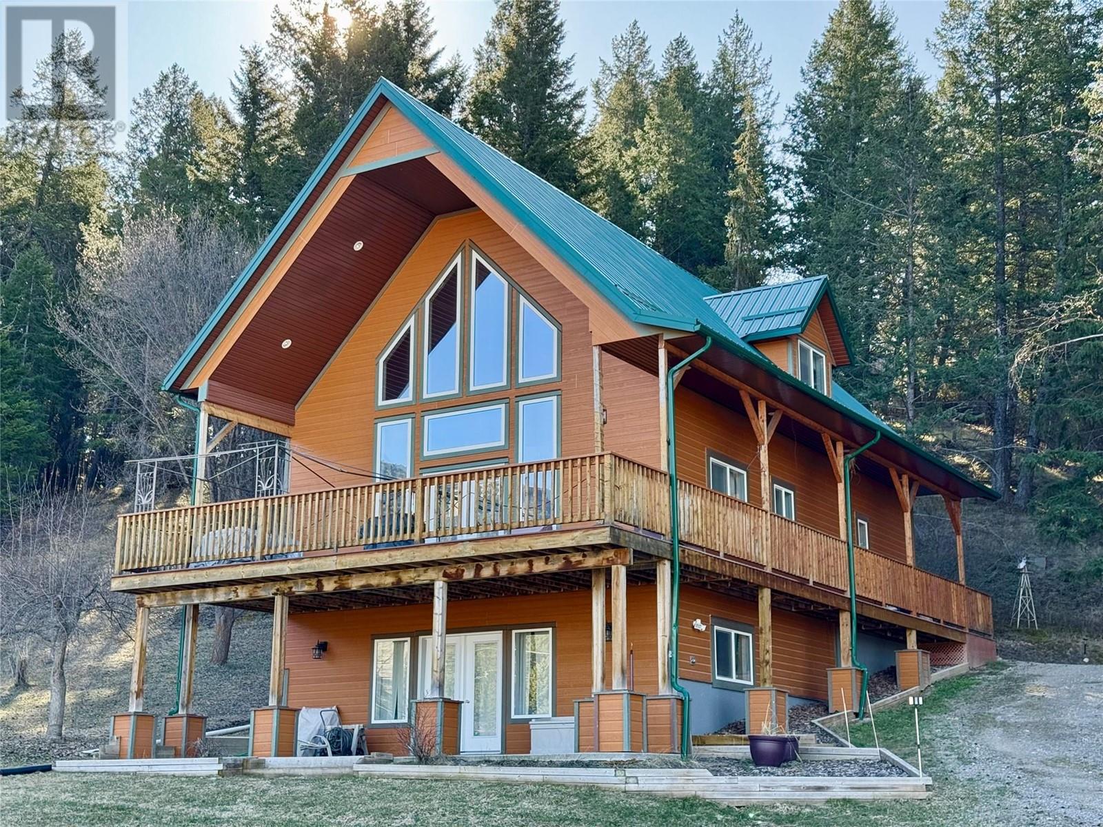 5586 Highway 95, edgewater, British Columbia
