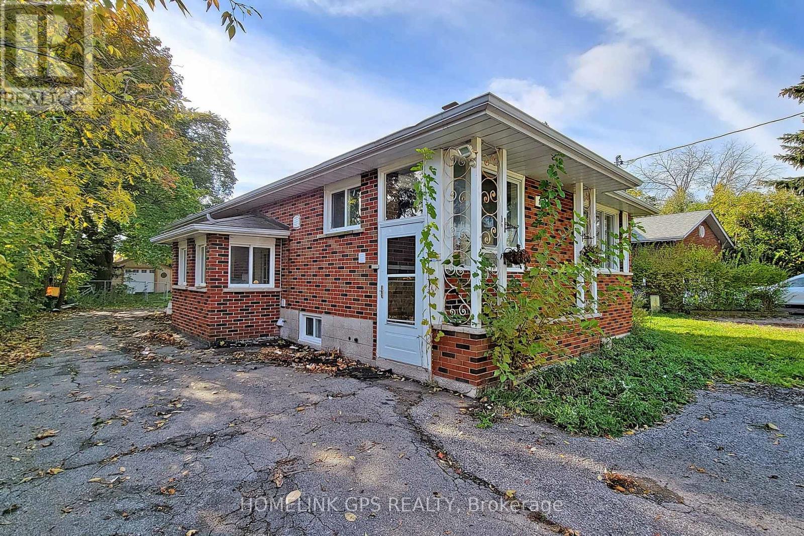 Property at 267 ELGIN MILLS ROAD W image 2