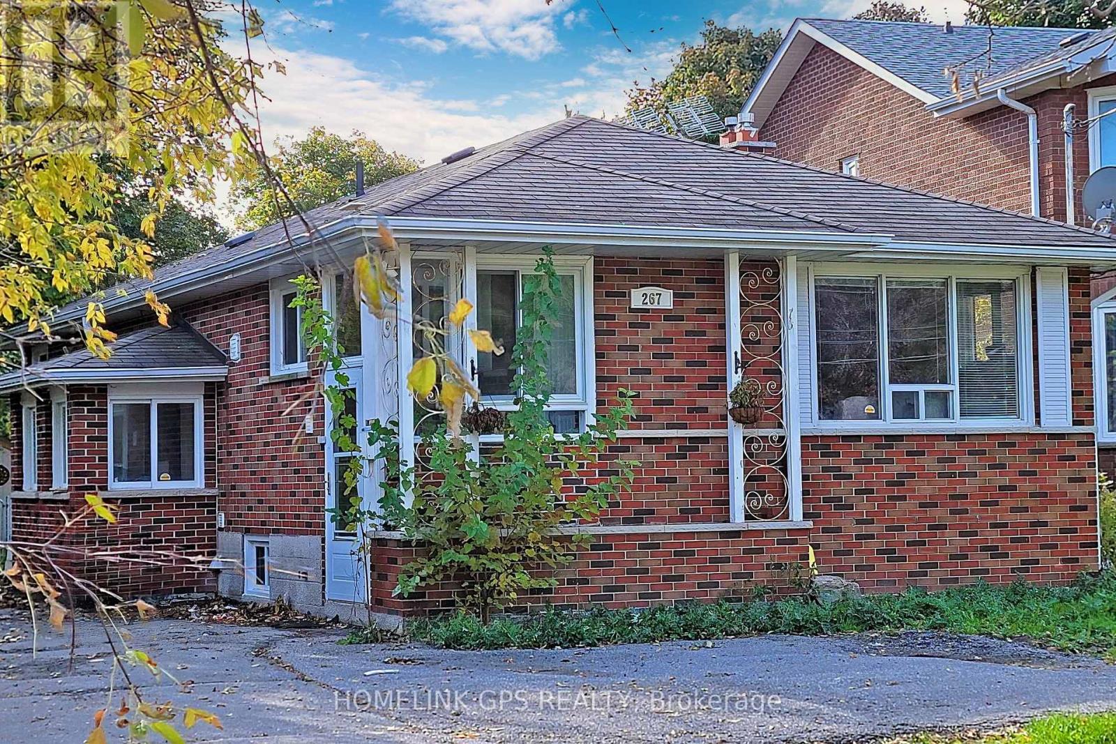 Property at 267 ELGIN MILLS ROAD W image 3