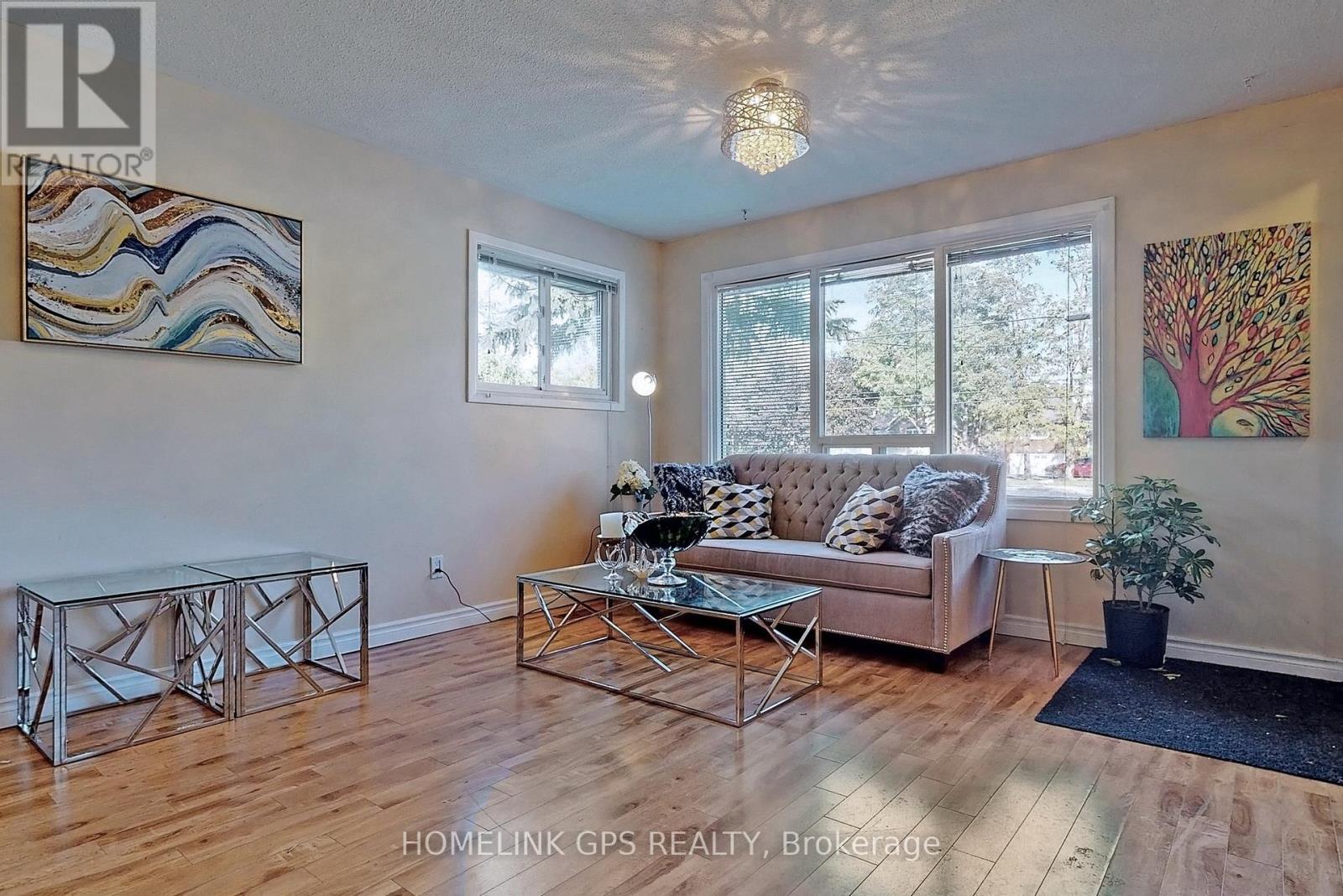 Property at 267 ELGIN MILLS ROAD W image 4