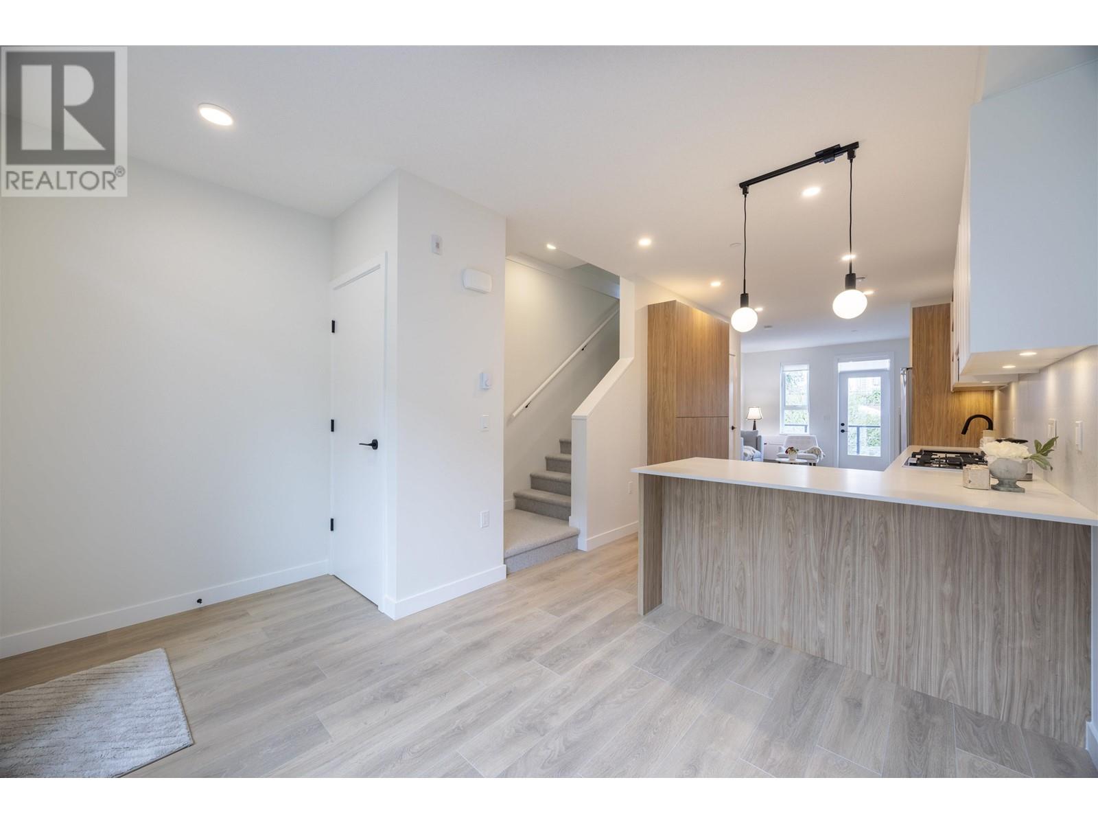 210 715 Ducklow Street, Coquitlam, British Columbia  V3J 4C9 - Photo 4 - R2991883