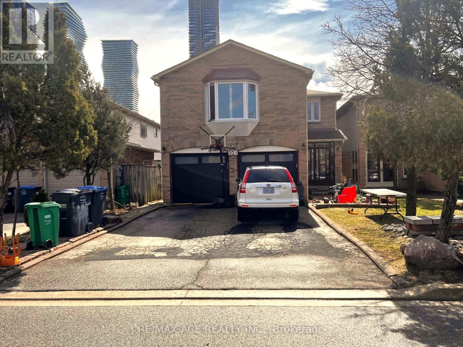 321 Wallenberg Crescent, Mississauga, Ontario  L5B 3N1 - Photo 2 - W12092752