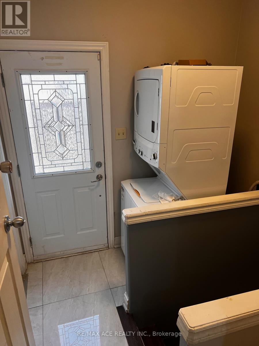 321 Wallenberg Crescent, Mississauga, Ontario  L5B 3N1 - Photo 3 - W12092752