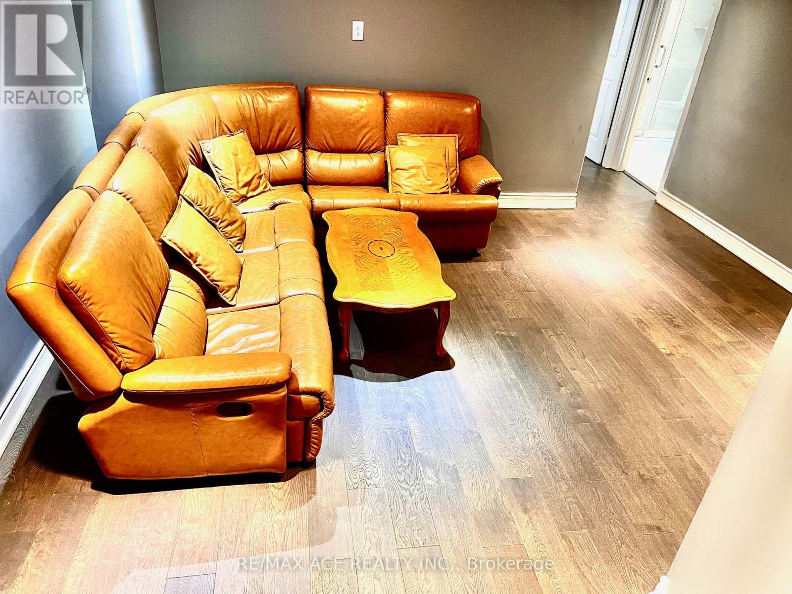 321 Wallenberg Crescent, Mississauga, Ontario  L5B 3N1 - Photo 5 - W12092752