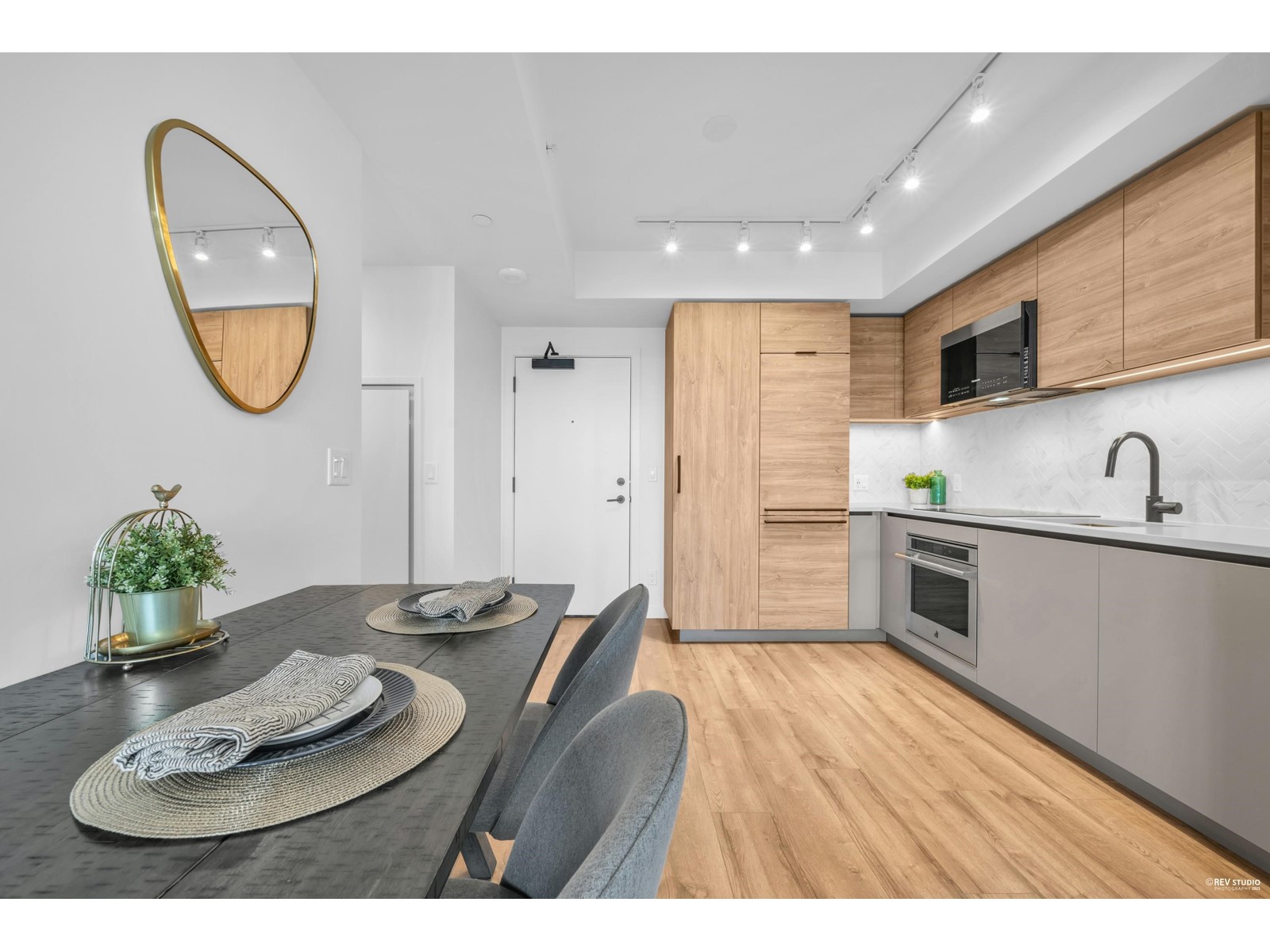 911 10448 University Drive, Surrey, British Columbia  V3T 0S7 - Photo 3 - R2989908