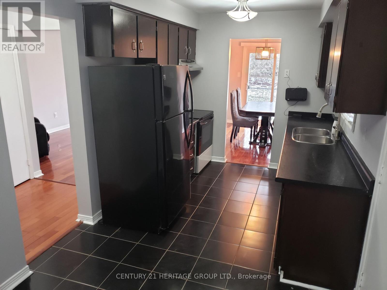 100 Nanport Street, Brampton, Ontario  L6S 4A9 - Photo 3 - W12092779