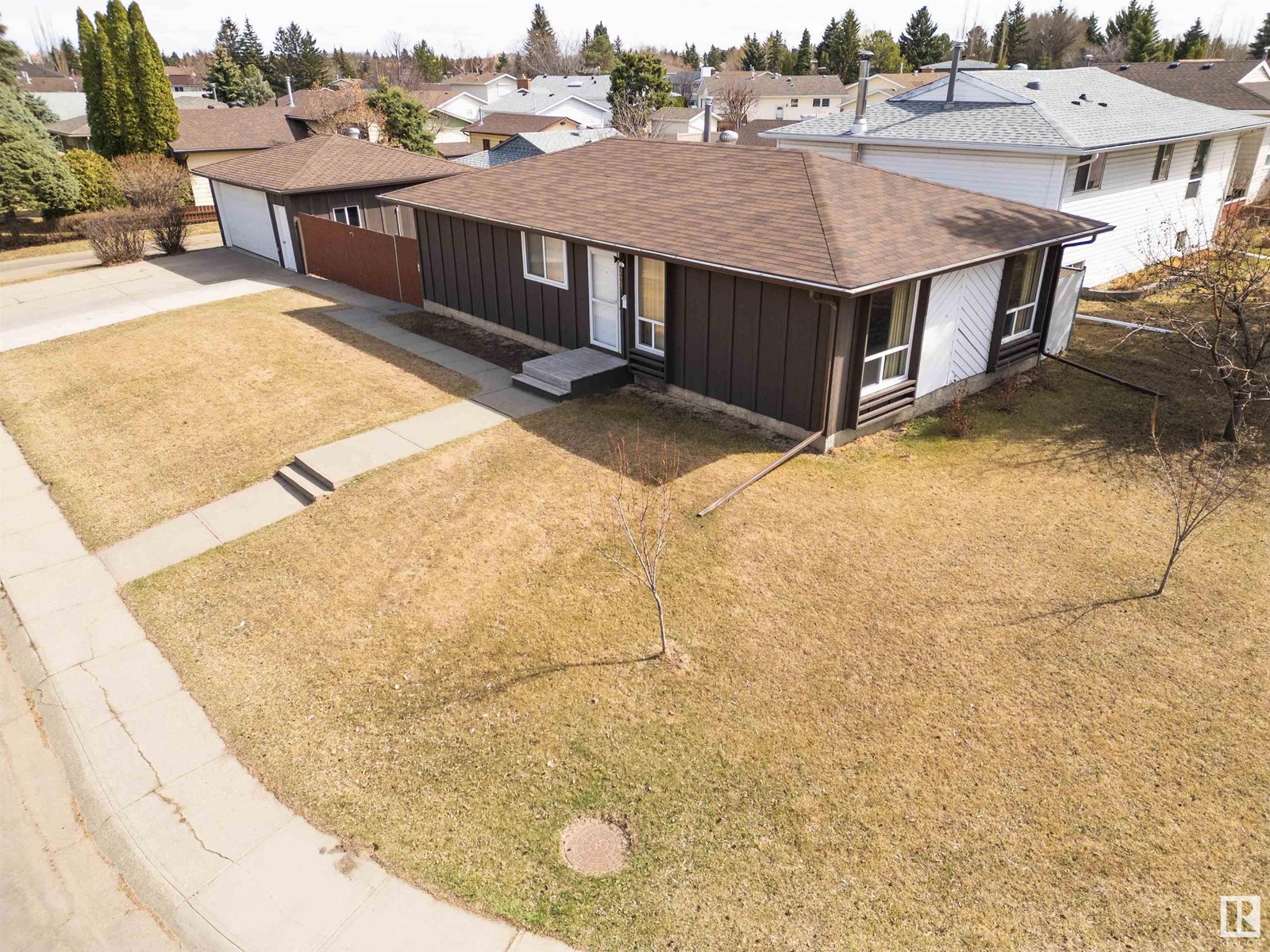 Property at 2667 89 ST NW image 2